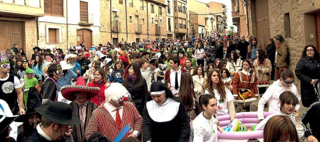 Ambiente, colorido, disfraces y multitud de personajes en las celebraciones de los Carnavales 2012 por las calles de Tafalla.