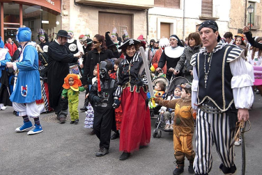 Ambiente, colorido, disfraces y multitud de personajes en las celebraciones de los Carnavales 2012 por las calles de Tafalla.
