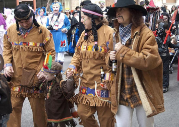 Ambiente, colorido, disfraces y multitud de personajes en las celebraciones de los Carnavales 2012 por las calles de Tafalla.