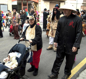 Ambiente, colorido, disfraces y multitud de personajes en las celebraciones de los Carnavales 2012 por las calles de Tafalla.