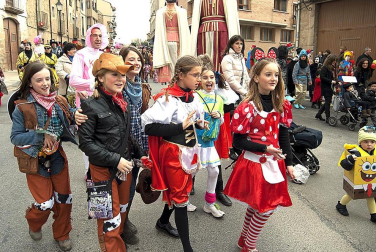 Ambiente, colorido, disfraces y multitud de personajes en las celebraciones de los Carnavales 2012 por las calles de Tafalla.