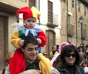 Ambiente, colorido, disfraces y multitud de personajes en las celebraciones de los Carnavales 2012 por las calles de Tafalla.