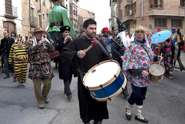 Ambiente, colorido, disfraces y multitud de personajes en las celebraciones de los Carnavales 2012 por las calles de Tafalla.