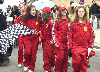 Ambiente, colorido, disfraces y multitud de personajes en las celebraciones de los Carnavales 2012 por las calles de Tafalla.
