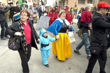 Ambiente, colorido, disfraces y multitud de personajes en las celebraciones de los Carnavales 2012 por las calles de Tafalla.