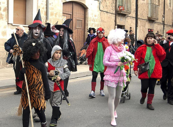 Ambiente, colorido, disfraces y multitud de personajes en las celebraciones de los Carnavales 2012 por las calles de Tafalla.