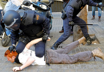 
Después de las manifestaciones de los últimos días contra los recortes que según han lamentado, "han acabado en masacre", han reivindicado la puesta en libertad de sus compañeros detenidos y la absolución de todos los cargos de los que se les acusa. "Quienes deberían defendernos nos están agrediendo", han lamentado. Por último, los estudiantes han exigido también una "mejor gestión" de los impuestos. E.PRESS