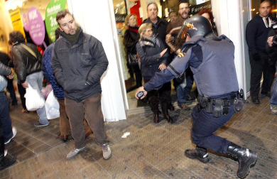 
Después de las manifestaciones de los últimos días contra los recortes que según han lamentado, "han acabado en masacre", han reivindicado la puesta en libertad de sus compañeros detenidos y la absolución de todos los cargos de los que se les acusa. "Quienes deberían defendernos nos están agrediendo", han lamentado. Por último, los estudiantes han exigido también una "mejor gestión" de los impuestos. E.PRESS