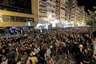 Concentración a primeras horas de la tarde de este martes y en el entorno del instituto Lluís Vives de Valencia