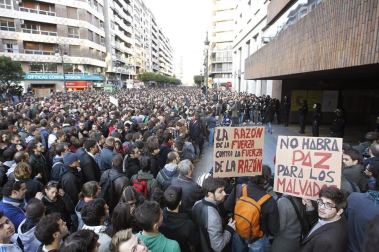 Concentración a primeras horas de la tarde de este martes y en el entorno del instituto Lluís Vives de Valencia