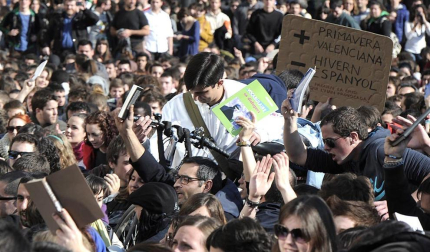 Concentración a primeras horas de la tarde de este martes y en el entorno del instituto Lluís Vives de Valencia