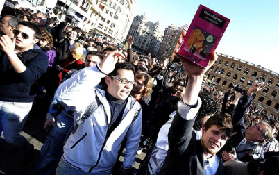 Concentración a primeras horas de la tarde de este martes y en el entorno del instituto Lluís Vives de Valencia
