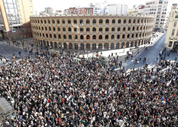 Concentración a primeras horas de la tarde de este martes y en el entorno del instituto Lluís Vives de Valencia