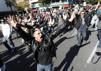 Concentración a primeras horas de la tarde de este martes y en el entorno del instituto Lluís Vives de Valencia