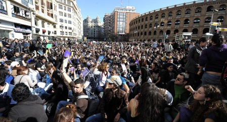 Concentración a primeras horas de la tarde de este martes y en el entorno del instituto Lluís Vives de Valencia