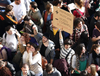 Concentración a primeras horas de la tarde de este martes y en el entorno del instituto Lluís Vives de Valencia