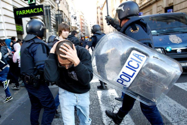 
Después de las manifestaciones de los últimos días contra los recortes que según han lamentado, "han acabado en masacre", han reivindicado la puesta en libertad de sus compañeros detenidos y la absolución de todos los cargos de los que se les acusa. "Quienes deberían defendernos nos están agrediendo", han lamentado. Por último, los estudiantes han exigido también una "mejor gestión" de los impuestos. E.PRESS