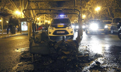
Después de las manifestaciones de los últimos días contra los recortes que según han lamentado, "han acabado en masacre", han reivindicado la puesta en libertad de sus compañeros detenidos y la absolución de todos los cargos de los que se les acusa. "Quienes deberían defendernos nos están agrediendo", han lamentado. Por último, los estudiantes han exigido también una "mejor gestión" de los impuestos. E.PRESS