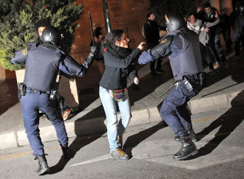 
Después de las manifestaciones de los últimos días contra los recortes que según han lamentado, "han acabado en masacre", han reivindicado la puesta en libertad de sus compañeros detenidos y la absolución de todos los cargos de los que se les acusa. "Quienes deberían defendernos nos están agrediendo", han lamentado. Por último, los estudiantes han exigido también una "mejor gestión" de los impuestos. E.PRESS