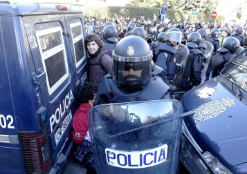 
Después de las manifestaciones de los últimos días contra los recortes que según han lamentado, "han acabado en masacre", han reivindicado la puesta en libertad de sus compañeros detenidos y la absolución de todos los cargos de los que se les acusa. "Quienes deberían defendernos nos están agrediendo", han lamentado. Por último, los estudiantes han exigido también una "mejor gestión" de los impuestos. E.PRESS