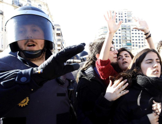 
Después de las manifestaciones de los últimos días contra los recortes que según han lamentado, "han acabado en masacre", han reivindicado la puesta en libertad de sus compañeros detenidos y la absolución de todos los cargos de los que se les acusa. "Quienes deberían defendernos nos están agrediendo", han lamentado. Por último, los estudiantes han exigido también una "mejor gestión" de los impuestos. E.PRESS