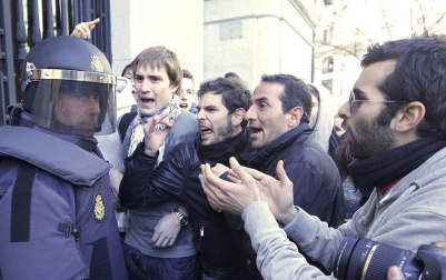 
Después de las manifestaciones de los últimos días contra los recortes que según han lamentado, "han acabado en masacre", han reivindicado la puesta en libertad de sus compañeros detenidos y la absolución de todos los cargos de los que se les acusa. "Quienes deberían defendernos nos están agrediendo", han lamentado. Por último, los estudiantes han exigido también una "mejor gestión" de los impuestos. E.PRESS