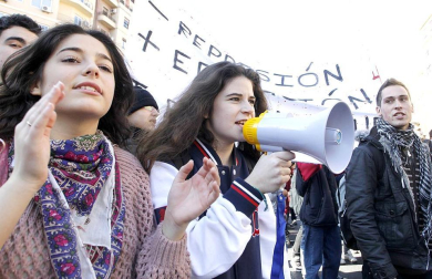 
Después de las manifestaciones de los últimos días contra los recortes que según han lamentado, "han acabado en masacre", han reivindicado la puesta en libertad de sus compañeros detenidos y la absolución de todos los cargos de los que se les acusa. "Quienes deberían defendernos nos están agrediendo", han lamentado. Por último, los estudiantes han exigido también una "mejor gestión" de los impuestos. E.PRESS