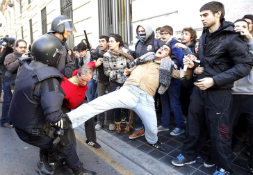 
Después de las manifestaciones de los últimos días contra los recortes que según han lamentado, "han acabado en masacre", han reivindicado la puesta en libertad de sus compañeros detenidos y la absolución de todos los cargos de los que se les acusa. "Quienes deberían defendernos nos están agrediendo", han lamentado. Por último, los estudiantes han exigido también una "mejor gestión" de los impuestos. E.PRESS