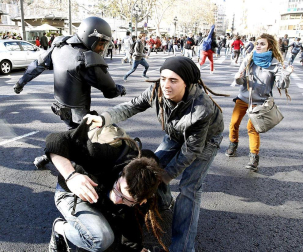 
Después de las manifestaciones de los últimos días contra los recortes que según han lamentado, "han acabado en masacre", han reivindicado la puesta en libertad de sus compañeros detenidos y la absolución de todos los cargos de los que se les acusa. "Quienes deberían defendernos nos están agrediendo", han lamentado. Por último, los estudiantes han exigido también una "mejor gestión" de los impuestos. E.PRESS