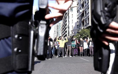 
Después de las manifestaciones de los últimos días contra los recortes que según han lamentado, "han acabado en masacre", han reivindicado la puesta en libertad de sus compañeros detenidos y la absolución de todos los cargos de los que se les acusa. "Quienes deberían defendernos nos están agrediendo", han lamentado. Por último, los estudiantes han exigido también una "mejor gestión" de los impuestos. E.PRESS
