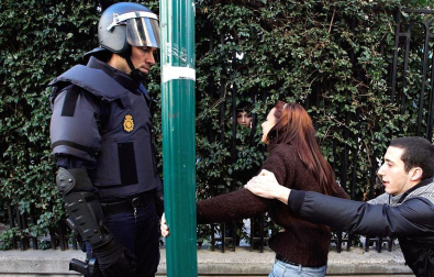 
Después de las manifestaciones de los últimos días contra los recortes que según han lamentado, "han acabado en masacre", han reivindicado la puesta en libertad de sus compañeros detenidos y la absolución de todos los cargos de los que se les acusa. "Quienes deberían defendernos nos están agrediendo", han lamentado. Por último, los estudiantes han exigido también una "mejor gestión" de los impuestos. E.PRESS