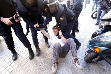 
Después de las manifestaciones de los últimos días contra los recortes que según han lamentado, "han acabado en masacre", han reivindicado la puesta en libertad de sus compañeros detenidos y la absolución de todos los cargos de los que se les acusa. "Quienes deberían defendernos nos están agrediendo", han lamentado. Por último, los estudiantes han exigido también una "mejor gestión" de los impuestos. E.PRESS