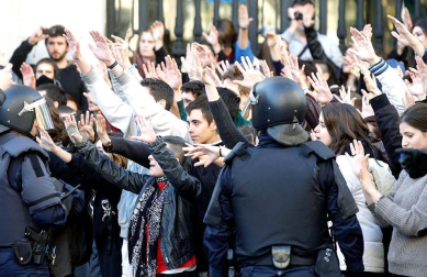 
Después de las manifestaciones de los últimos días contra los recortes que según han lamentado, "han acabado en masacre", han reivindicado la puesta en libertad de sus compañeros detenidos y la absolución de todos los cargos de los que se les acusa. "Quienes deberían defendernos nos están agrediendo", han lamentado. Por último, los estudiantes han exigido también una "mejor gestión" de los impuestos. E.PRESS