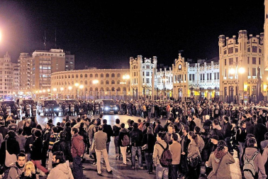 
Después de las manifestaciones de los últimos días contra los recortes que según han lamentado, "han acabado en masacre", han reivindicado la puesta en libertad de sus compañeros detenidos y la absolución de todos los cargos de los que se les acusa. "Quienes deberían defendernos nos están agrediendo", han lamentado. Por último, los estudiantes han exigido también una "mejor gestión" de los impuestos. E.PRESS