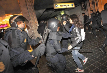 
Después de las manifestaciones de los últimos días contra los recortes que según han lamentado, "han acabado en masacre", han reivindicado la puesta en libertad de sus compañeros detenidos y la absolución de todos los cargos de los que se les acusa. "Quienes deberían defendernos nos están agrediendo", han lamentado. Por último, los estudiantes han exigido también una "mejor gestión" de los impuestos. E.PRESS