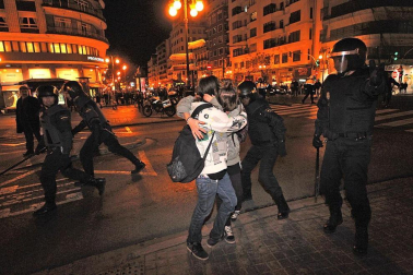 
Después de las manifestaciones de los últimos días contra los recortes que según han lamentado, "han acabado en masacre", han reivindicado la puesta en libertad de sus compañeros detenidos y la absolución de todos los cargos de los que se les acusa. "Quienes deberían defendernos nos están agrediendo", han lamentado. Por último, los estudiantes han exigido también una "mejor gestión" de los impuestos. E.PRESS