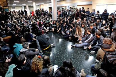 
Después de las manifestaciones de los últimos días contra los recortes que según han lamentado, "han acabado en masacre", han reivindicado la puesta en libertad de sus compañeros detenidos y la absolución de todos los cargos de los que se les acusa. "Quienes deberían defendernos nos están agrediendo", han lamentado. Por último, los estudiantes han exigido también una "mejor gestión" de los impuestos. E.PRESS