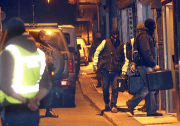 La Guardia Civil detuvo a dos presuntos miembros legales no fichados, de la banda terrorista ETA en la localidad guipuzcoana de Andoain. Se trata de Juan Ignacio Otaño Labaca e Iñaki Iguerategui Lizarribar.
