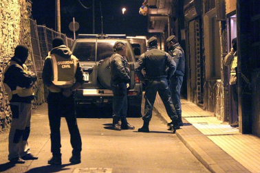 La Guardia Civil detuvo a dos presuntos miembros legales no fichados, de la banda terrorista ETA en la localidad guipuzcoana de Andoain. Se trata de Juan Ignacio Otaño Labaca e Iñaki Iguerategui Lizarribar.