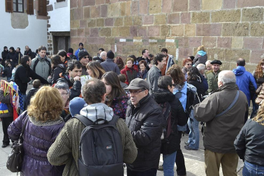 Los vecinos de la localidad han paseado a sus personajes más conocidos por las calles del municipio horas antes de quemar al malvado Miel Otxin