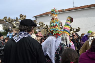 Los vecinos de la localidad han paseado a sus personajes más conocidos por las calles del municipio horas antes de quemar al malvado Miel Otxin
