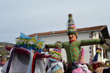 Los vecinos de la localidad han paseado a sus personajes más conocidos por las calles del municipio horas antes de quemar al malvado Miel Otxin
