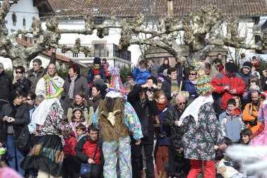 Los vecinos de la localidad han paseado a sus personajes más conocidos por las calles del municipio horas antes de quemar al malvado Miel Otxin