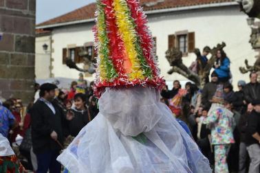 Los vecinos de la localidad han paseado a sus personajes más conocidos por las calles del municipio horas antes de quemar al malvado Miel Otxin