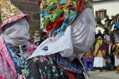 Los vecinos de la localidad han paseado a sus personajes más conocidos por las calles del municipio horas antes de quemar al malvado Miel Otxin