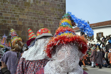Los vecinos de la localidad han paseado a sus personajes más conocidos por las calles del municipio horas antes de quemar al malvado Miel Otxin