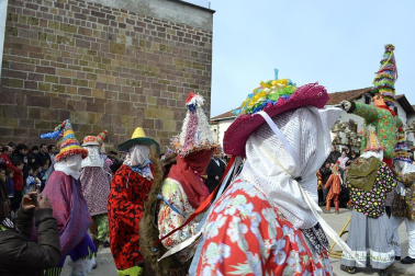 Los vecinos de la localidad han paseado a sus personajes más conocidos por las calles del municipio horas antes de quemar al malvado Miel Otxin