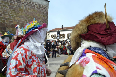 Los vecinos de la localidad han paseado a sus personajes más conocidos por las calles del municipio horas antes de quemar al malvado Miel Otxin