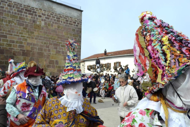 Los vecinos de la localidad han paseado a sus personajes más conocidos por las calles del municipio horas antes de quemar al malvado Miel Otxin