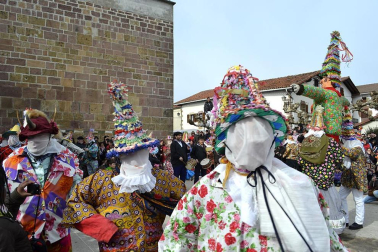 Los vecinos de la localidad han paseado a sus personajes más conocidos por las calles del municipio horas antes de quemar al malvado Miel Otxin